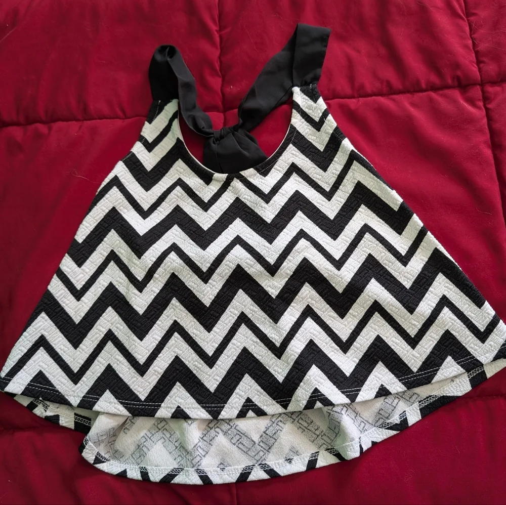 Chevron Patterned Crop Top - Picture 1 of 4